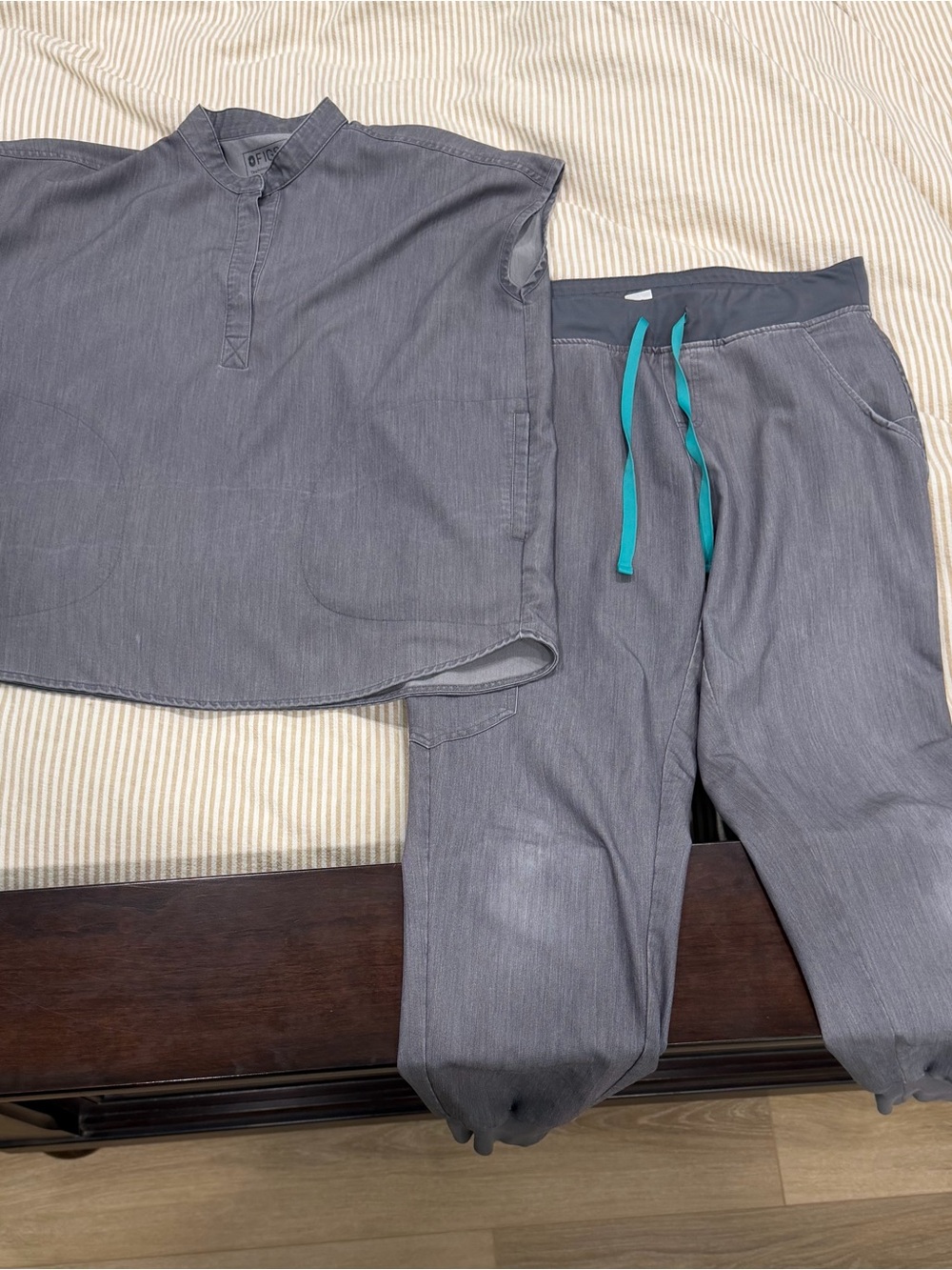 FIGS SCRUBS - Picture 1 of 5
